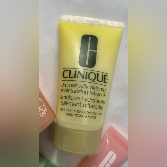 Clinique 5 bags with beauty products - Picture 4 of 15